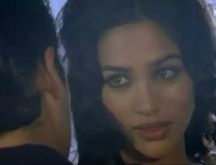 ‘Raaz’ से रातों-रात स्टार बनीं… फिर अचानक गायब! आखिर कहाँ चली गईं बॉलीवुड की ये रहस्यमयी हीरोइन?